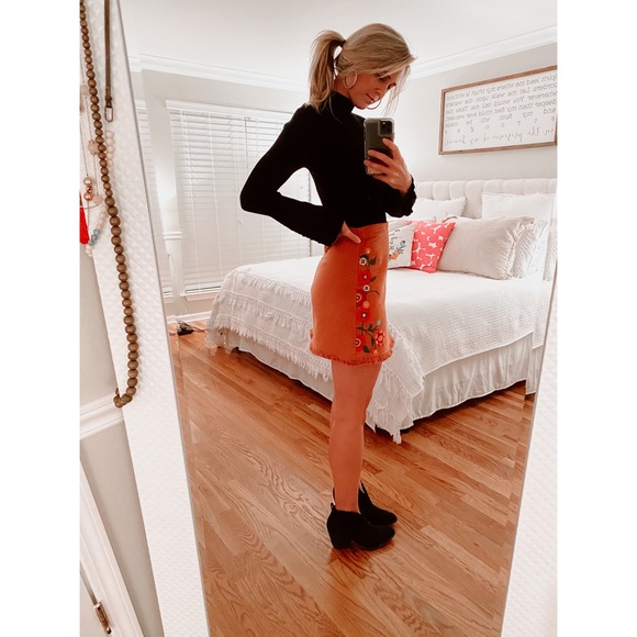 GB High Waisted Skirt with Flower Stitching - Picture 3 of 9